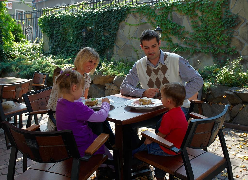 Hotel Sutoris Bochnia Luaran gambar
